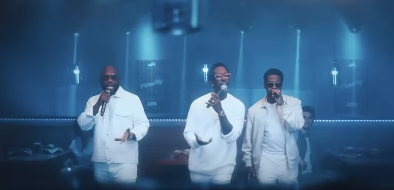 Boys II Men sing in white suits