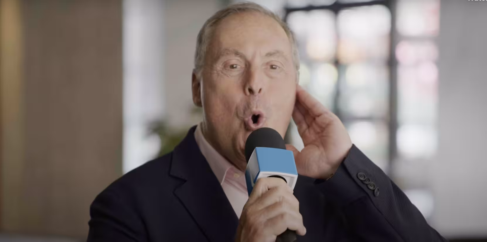 Andrés Cantor elongates the word Zoom into a microphone